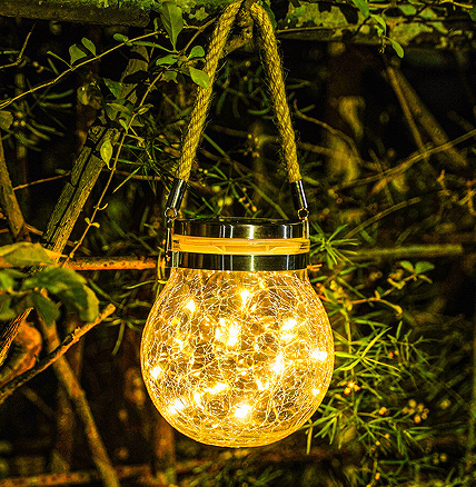 Využijte solární lampy k vytvoření teplé a útulné atmosféry na balkoně.