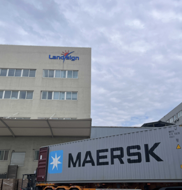 Nakládání a přeprava kontejnerů v časných ranních hodinách začíná v Landsign