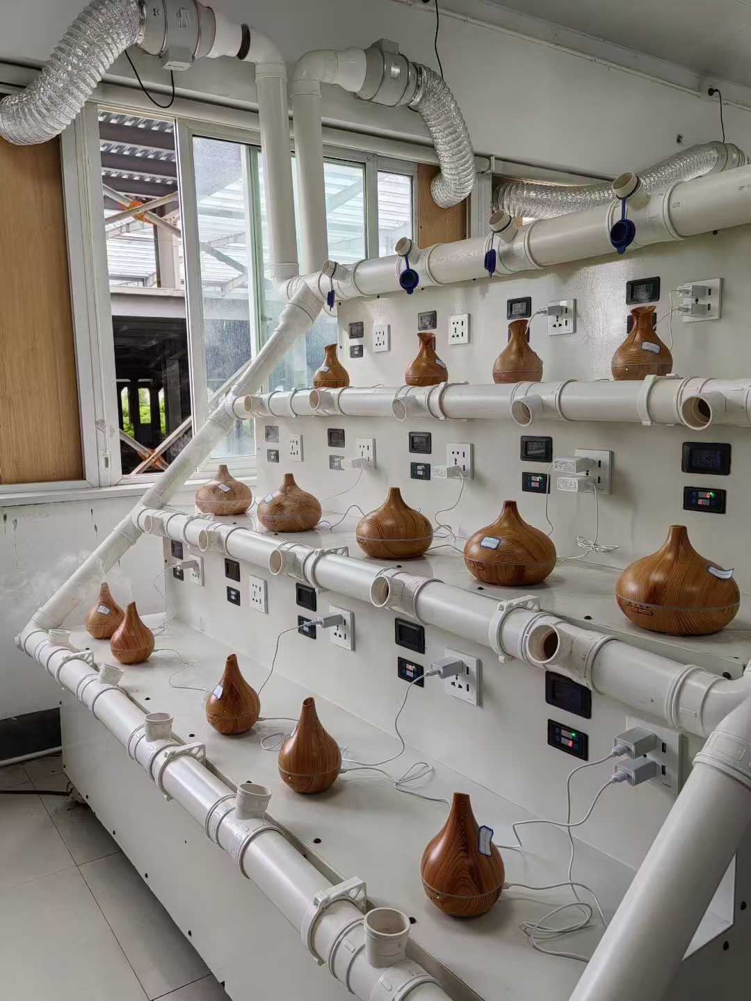 Probíhá test stárnutí dřevěného aroma difuzéru