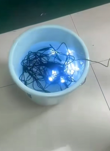 Terasové žárovky procházejí vodotěsným testem ponořeným ve vodě